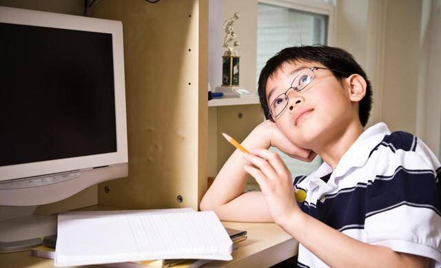 男孩开学前连夜狂补作业，书写速度让网友惊了：发报机都没他快
