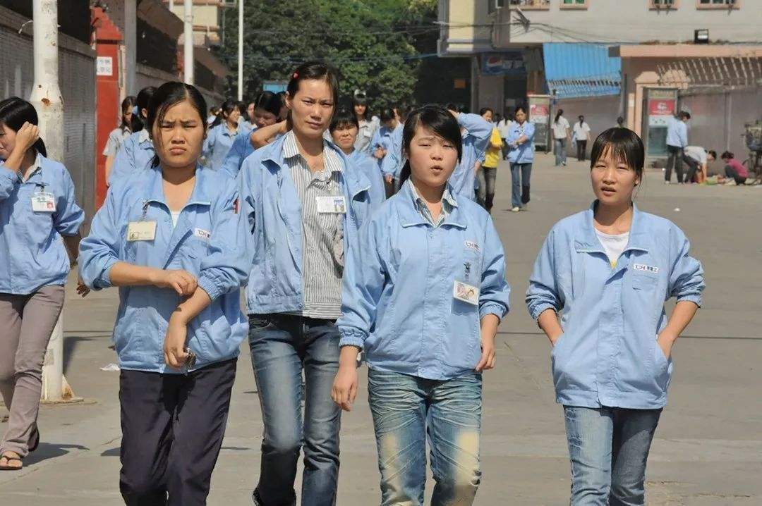 年年打工年年穷,日入"三五百"的农民工整天喊穷,赚的钱呢?