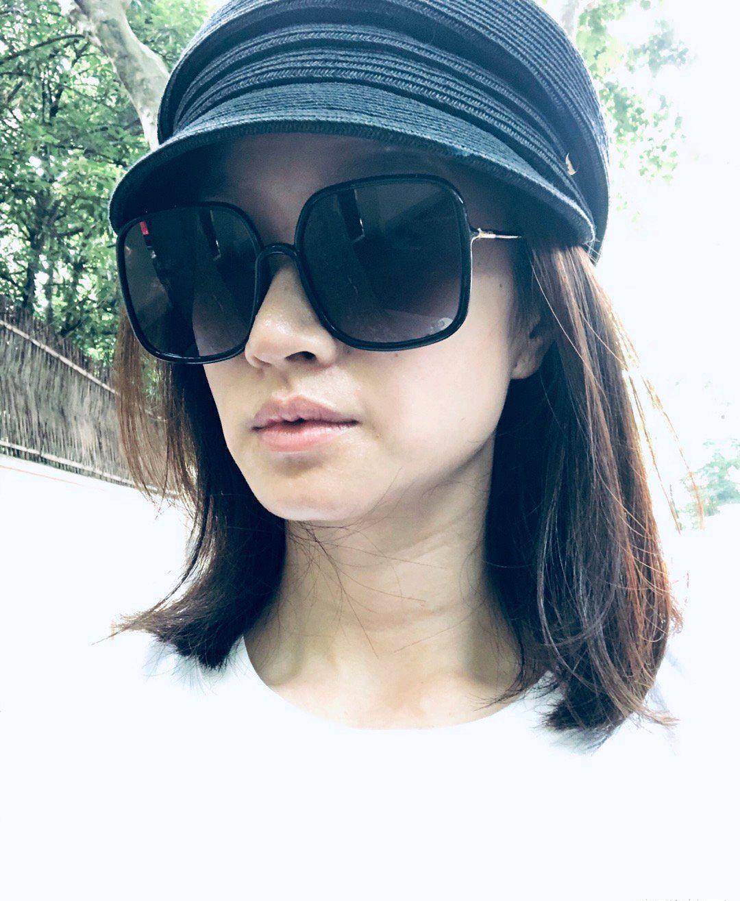 沈佳妮素颜出镜,肌肤状态很真实,穿白t配贝雷帽,简约又时髦_白色_时尚