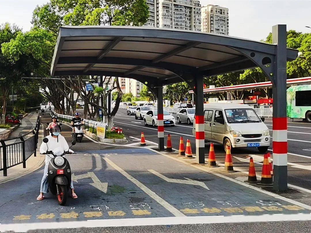 非机动车道遮阳棚主要是安装在非机动车道十字路口.