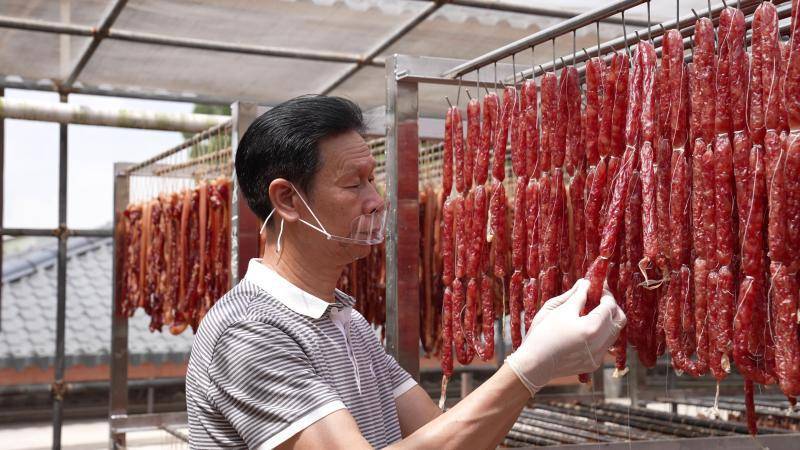 李泉先生作为李氏腊味第六代传承人及金泉腊味品牌的创始人,以坡头