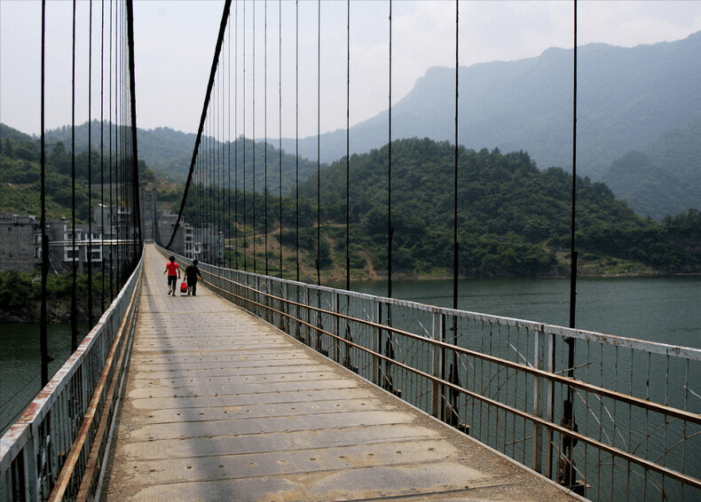 贵州铁索桥火了,长285米无桥墩,过人过车不费力但有点晃