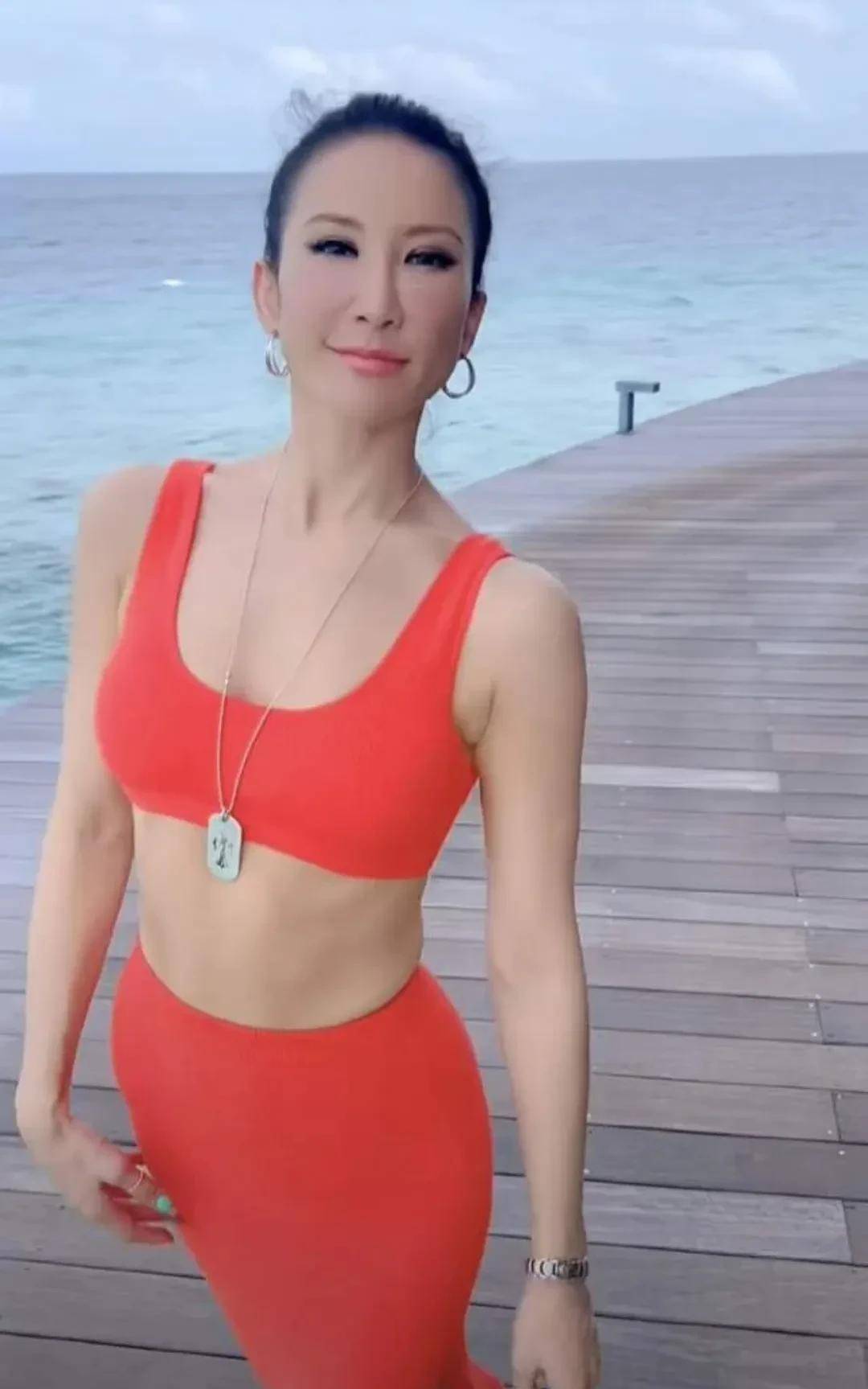 47岁李玟晒海边美照,穿渔网裙秀火辣身材,双手戴金表贵气十足_生活