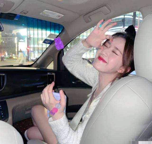 赵露思副驾驶玩自拍,本想秀个脸,却被她的"交叉腿"抢镜,羡慕不来_镜头