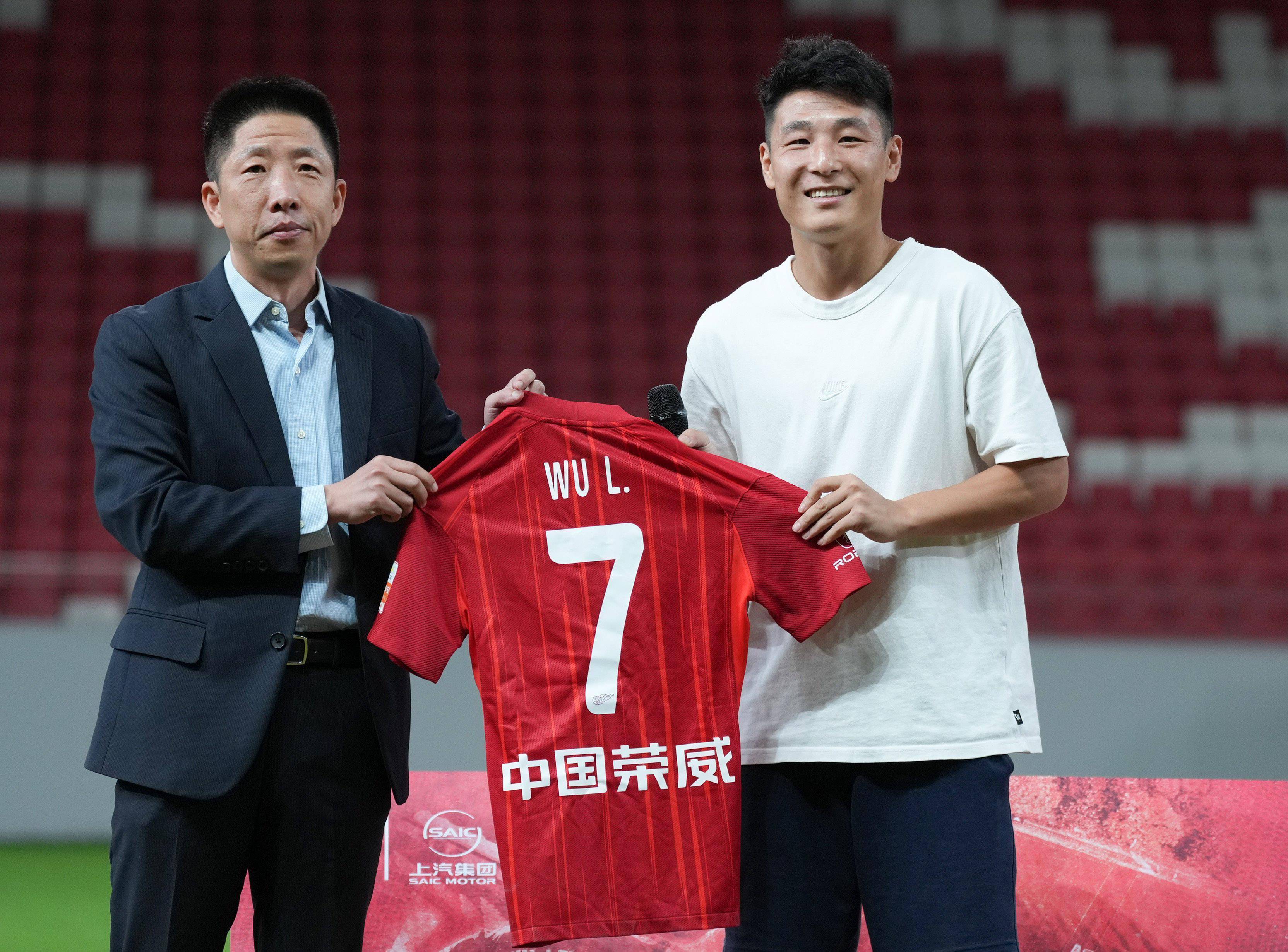 新华社照片,上海,2022年8月31日8月31日,武磊(右)在见面会上展示球衣.