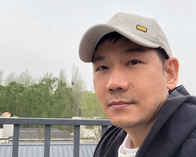 演员王东家暴事件曝光后,主持人王东无辜躺枪被骂,话里酸味十足_妻子