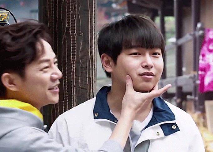 彭昱畅曝光不久的女友正脸被拍,网友扒出她疑似高颜值经纪人tutu_彭彭