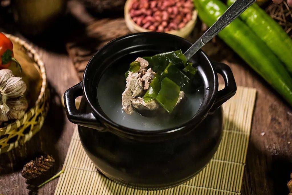 制作:昆布,海藻洗净,稍浸泡30分钟;猪排骨洗净斩为小块,然后与生姜一