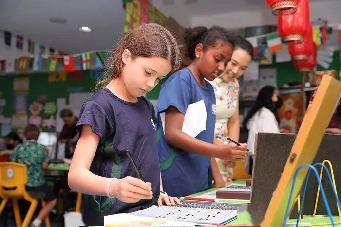 学生家长热心指导(摄影:桑老师)中秋佳节即将来临,斐济中国文化中心还