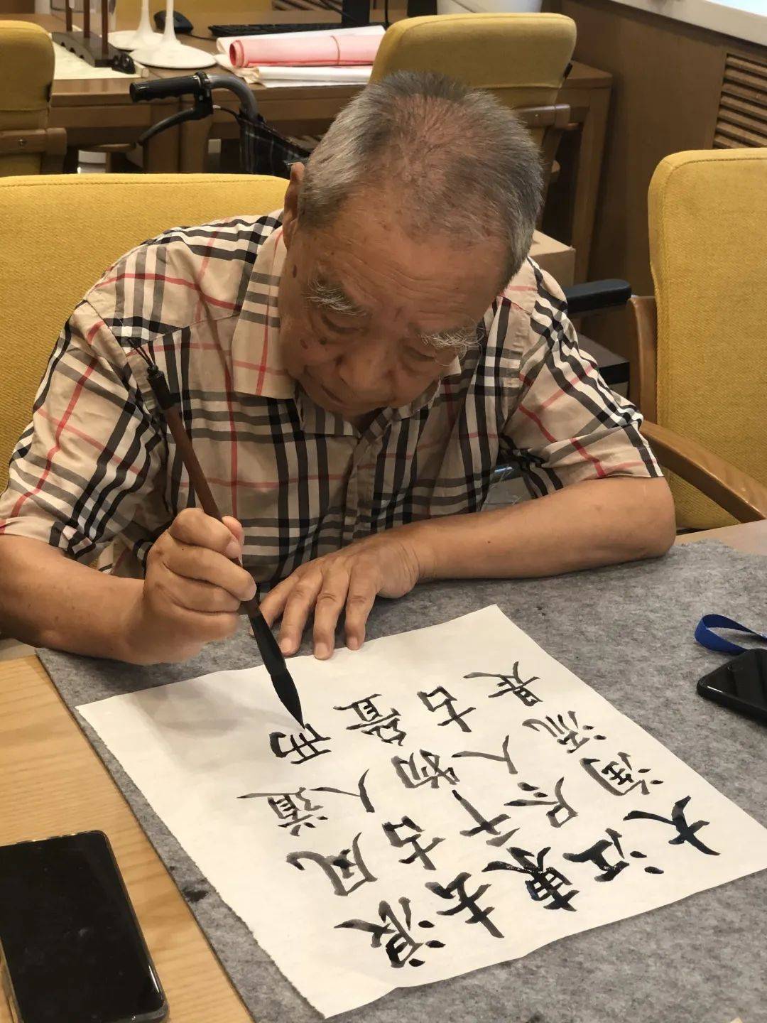 富力颐安·天津长者照护之家开展甲骨文百家姓书法活动探索汉字之