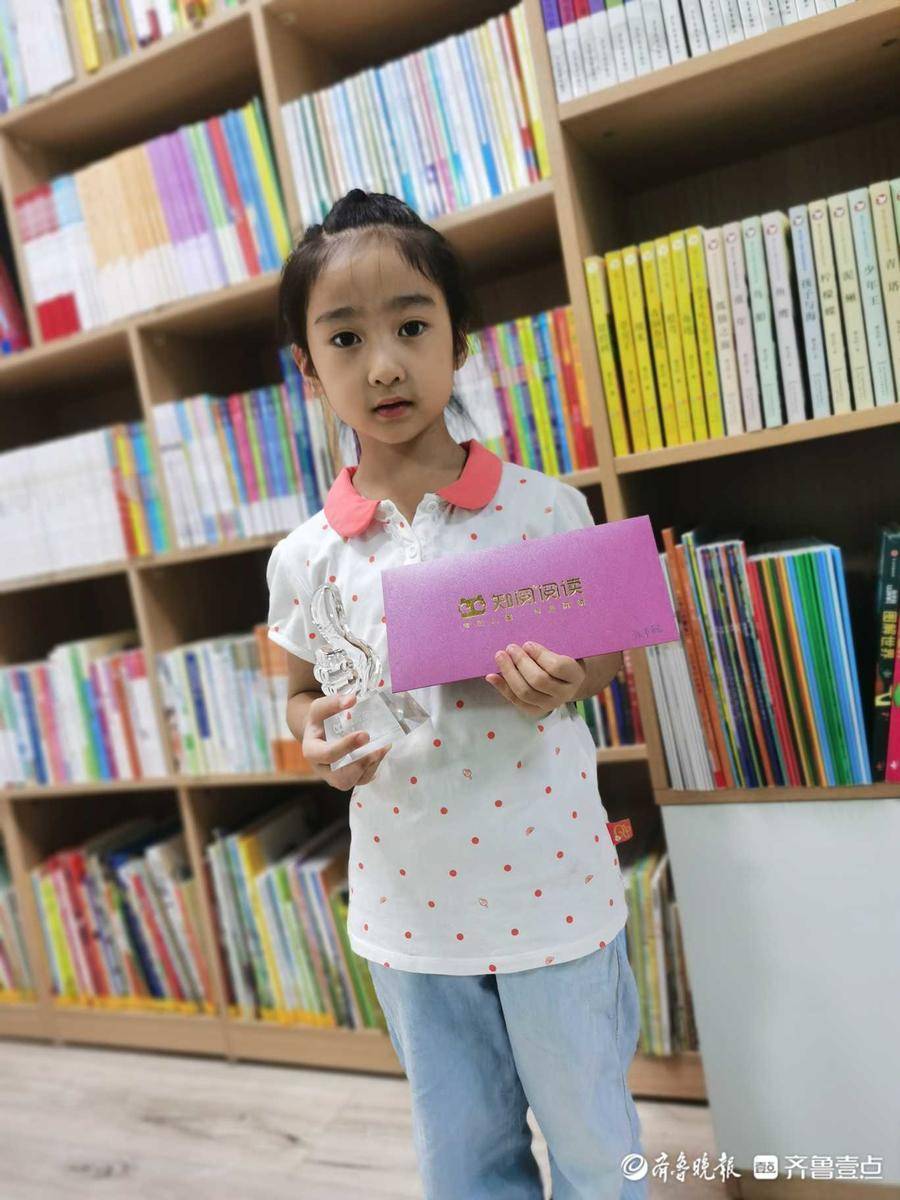 康康":记得俺上小学的时候,书皮都是自己包的,那时候用的是白色挂历纸