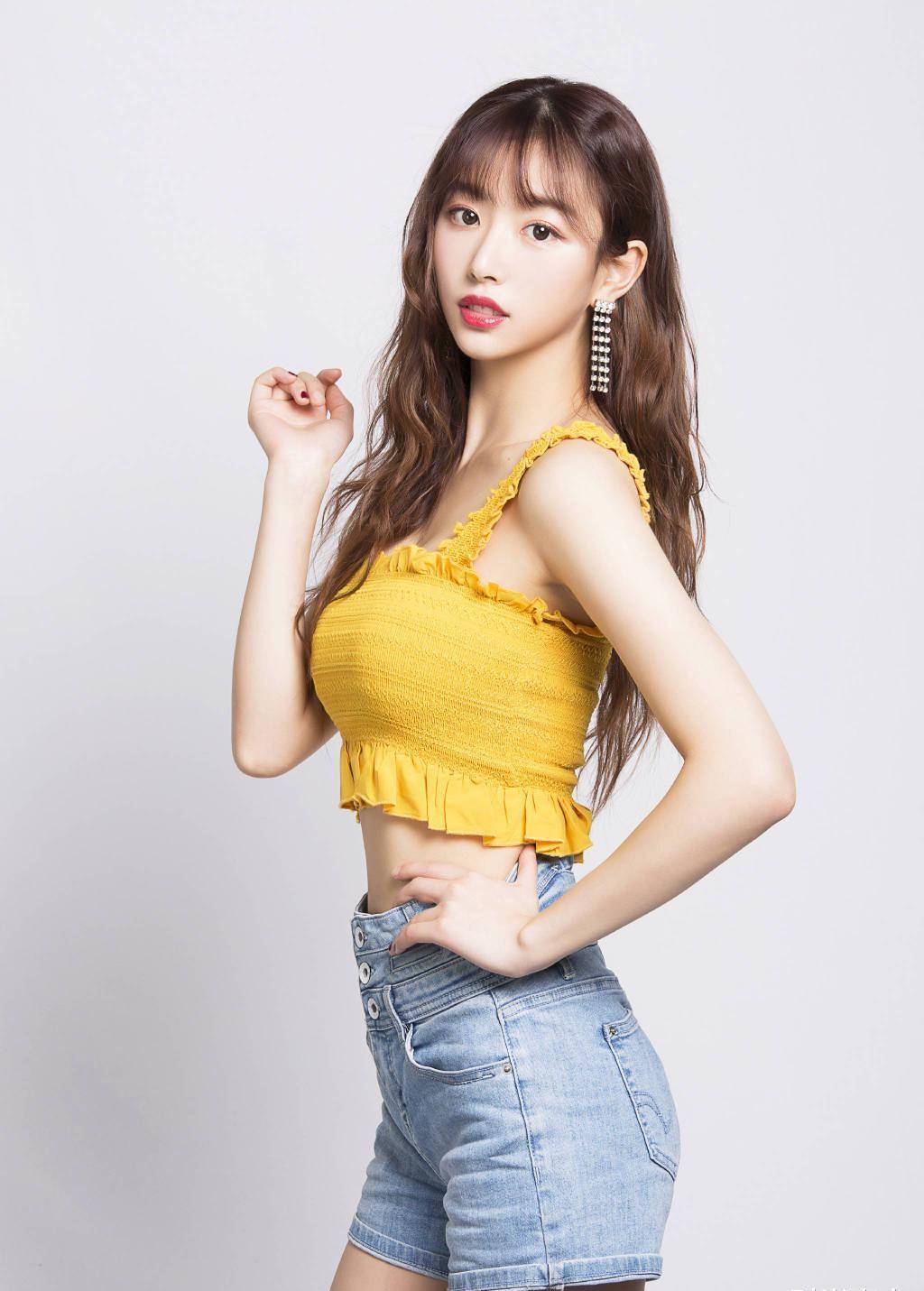 孔雪儿成团后晒照,穿热裤秀"漫画腿",堪称the9门面担当_身材_时尚