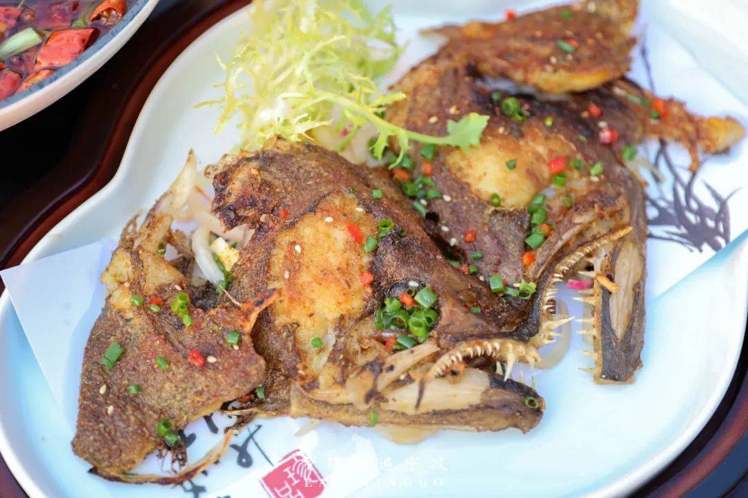 灵魂鸦片鱼头 ·轻轻剥开蟹腿壳,便露出白皙顺滑的蟹肉,还披了层"