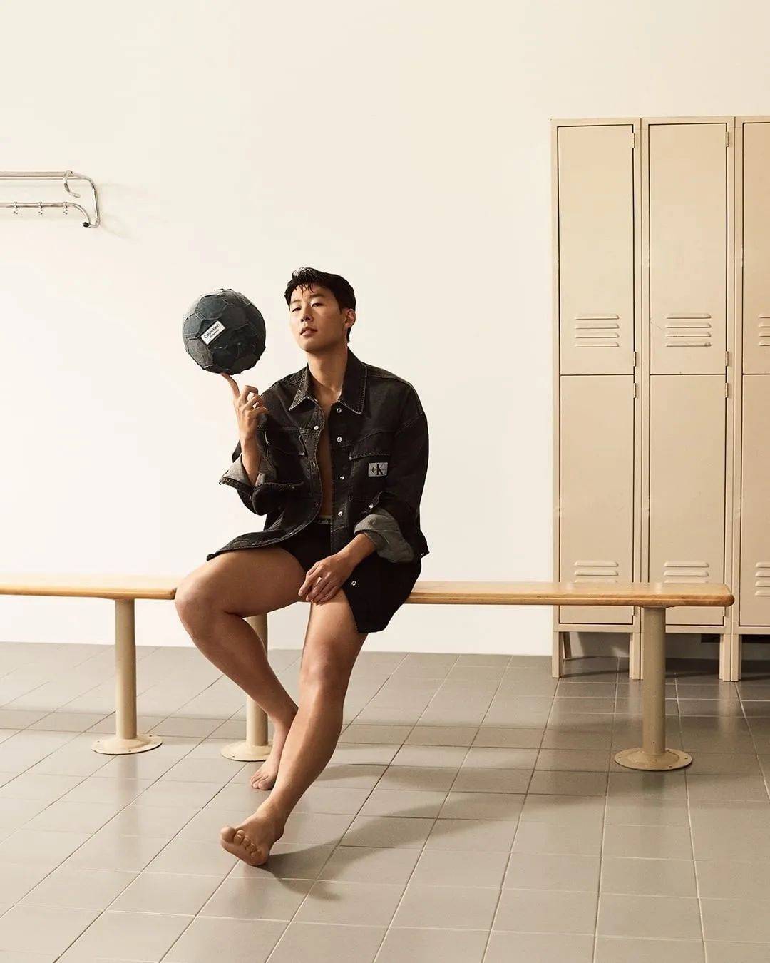 klein)近日发布了代言人孙兴慜的最新组图,大秀性感结实的身材