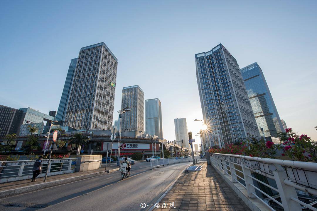 广州又有一个新地标，堪称低配版的珠江新城，高楼林立好摩登