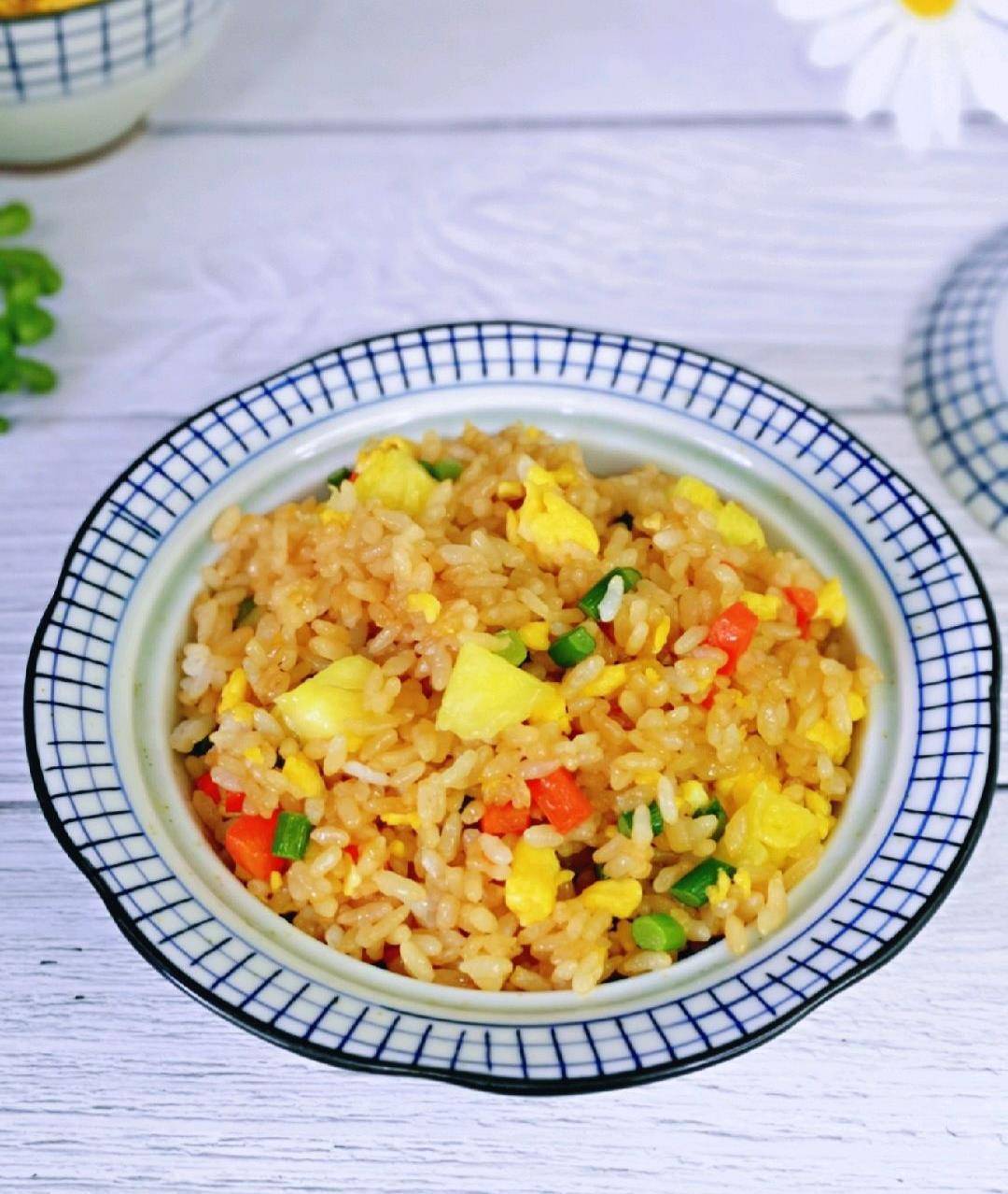 每天宅在家里,给自己来一份菠萝蛋炒饭,看着丰富食材的结合以及鲜艳的