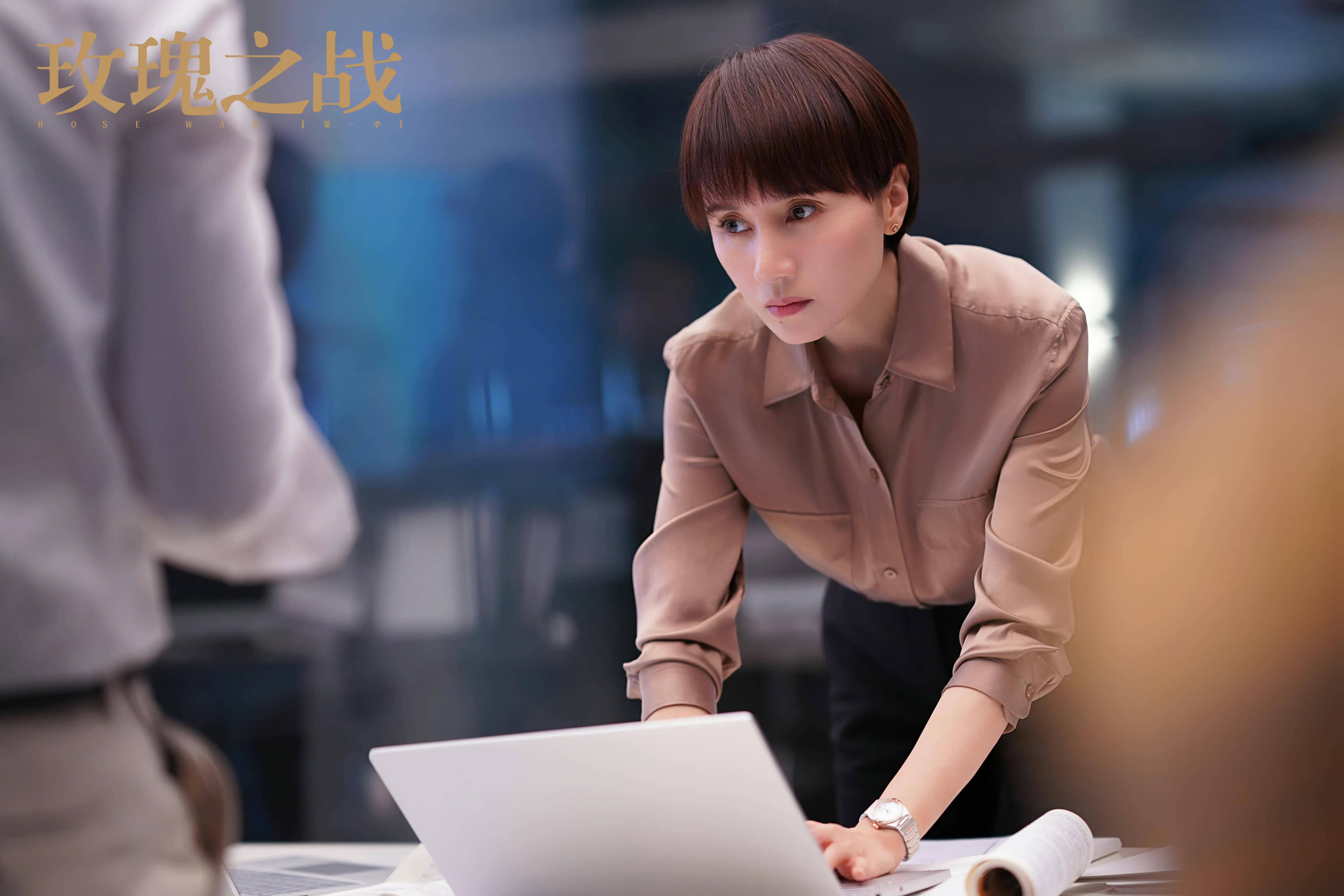 袁泉和俞飞鸿在《玫瑰之战》的穿搭,职场女性的魅力,优雅有气场_西装