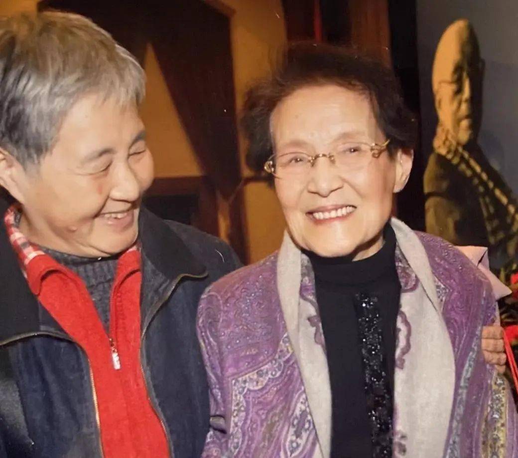 黄海芹与周小燕,孔祥东等在一起那么我呢,说实话,我并不是一个让人