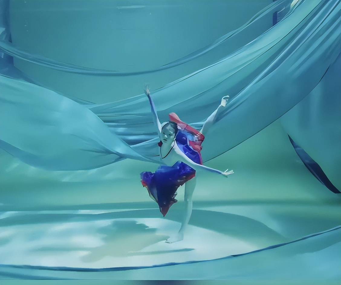 任敏的水下舞蹈演出了敦煌飞天舞的效果,满足你对古装武侠的向往_小巴