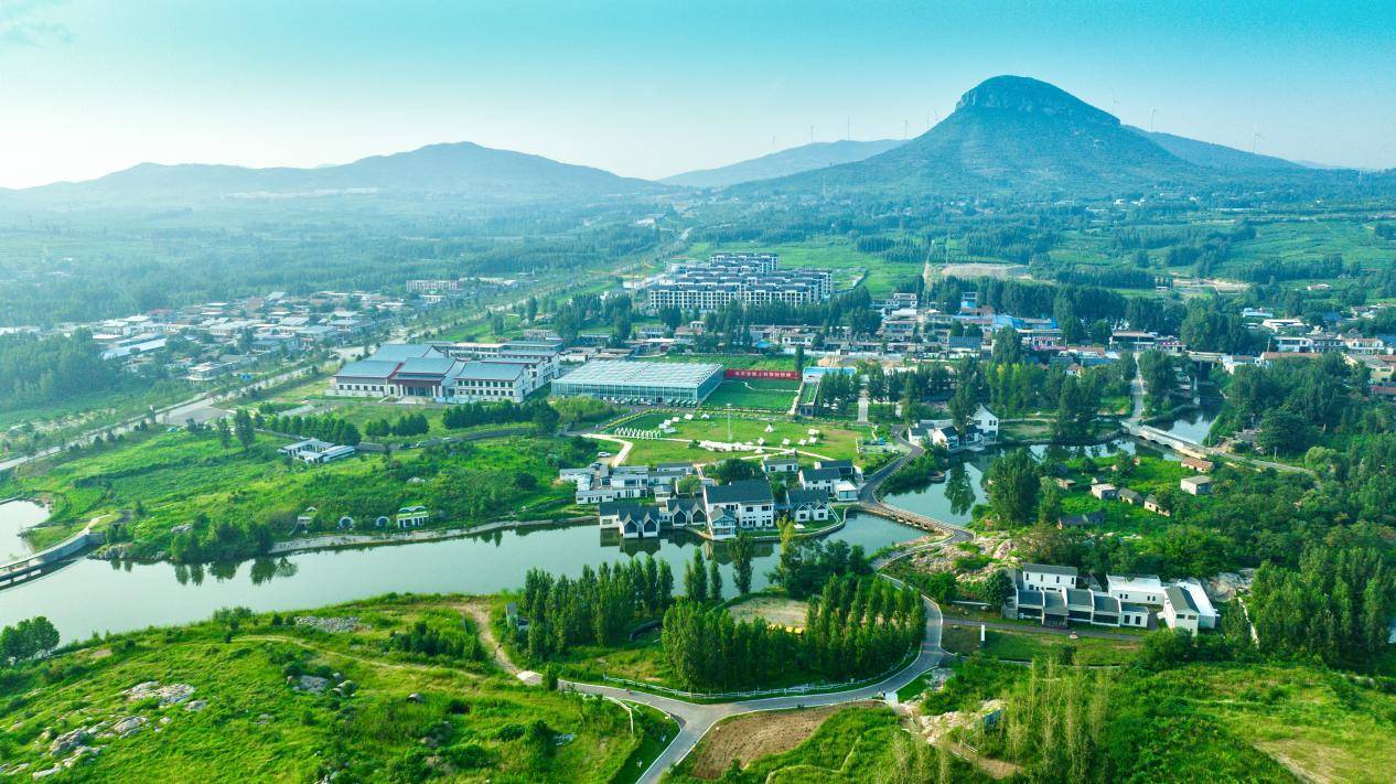 "尼山鹿鸣"示范区位于山东省济宁市泗水县圣水峪镇,由中佳海蓝集团旗