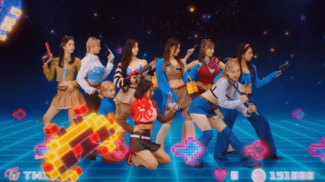 回顾,mv则追随y2k元素的复兴,在类似toxic的特工设定下解锁爱的小密码