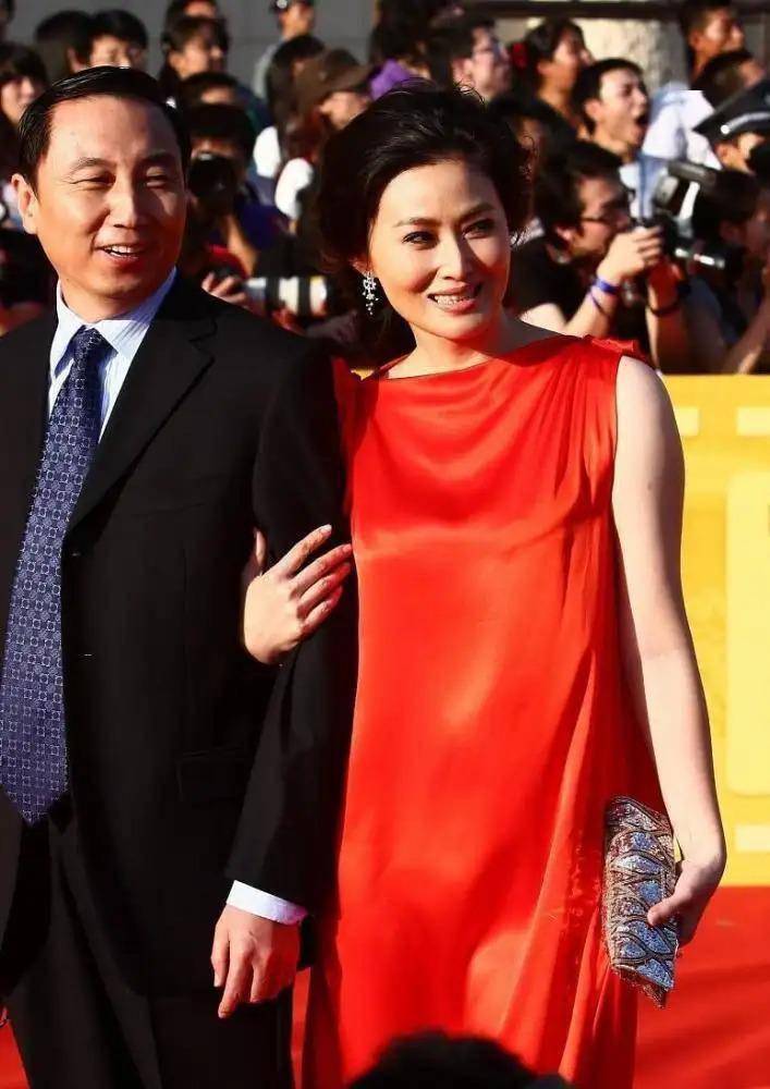 王思懿:凭《水浒传》火遍全国,和丈夫闪婚闪离,52岁未婚没孩子_潘金莲