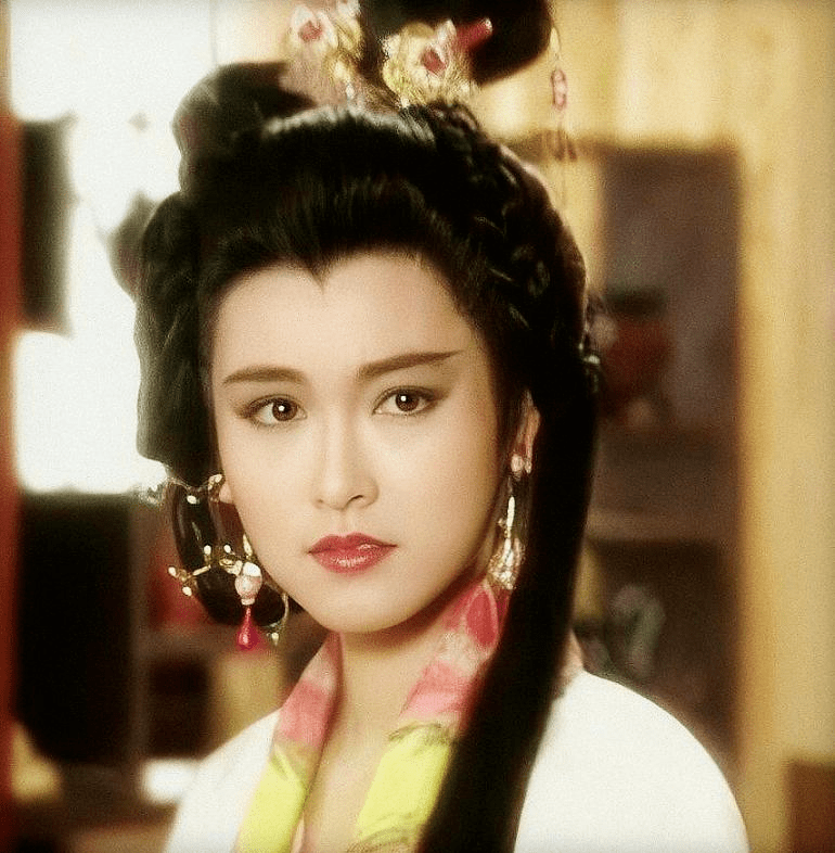 在观众的印象中,童爱玲身材高挑纤细,长相古典端庄,向来是古装美女的