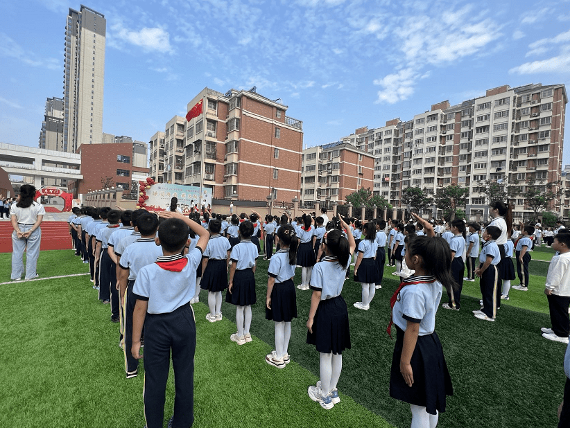 龙子湖实验学校教育集团新元实验小学方便父母腾出更多精力拼事业.