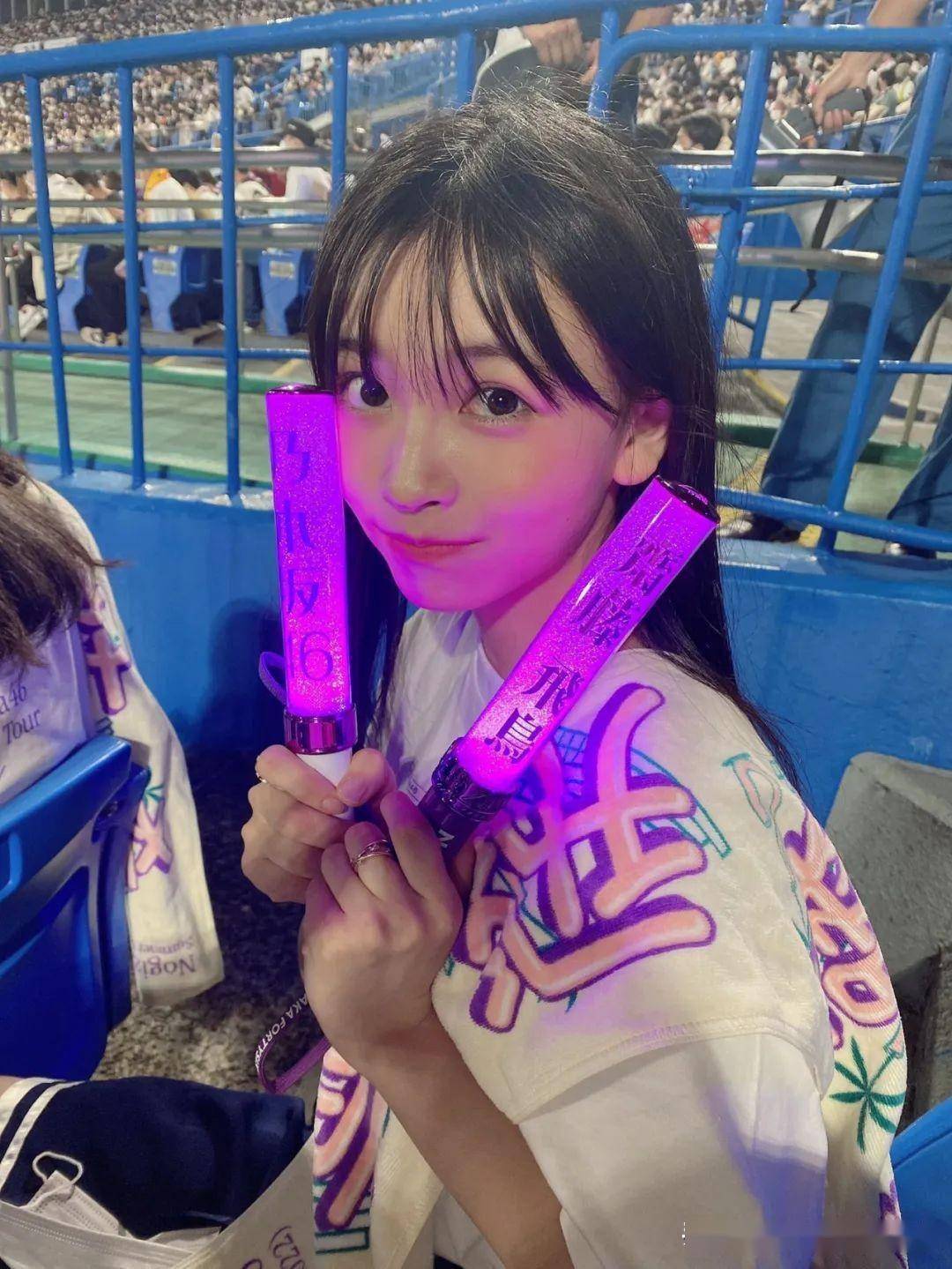 这位18岁女粉是"东宝偶像",也是斋藤飞鸟的铁杆粉丝_东京_组合_演唱会