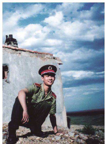 杨洋杨洋在12岁的时候考进解放军艺术学院舞蹈系,是个文艺兵,当兵5年.