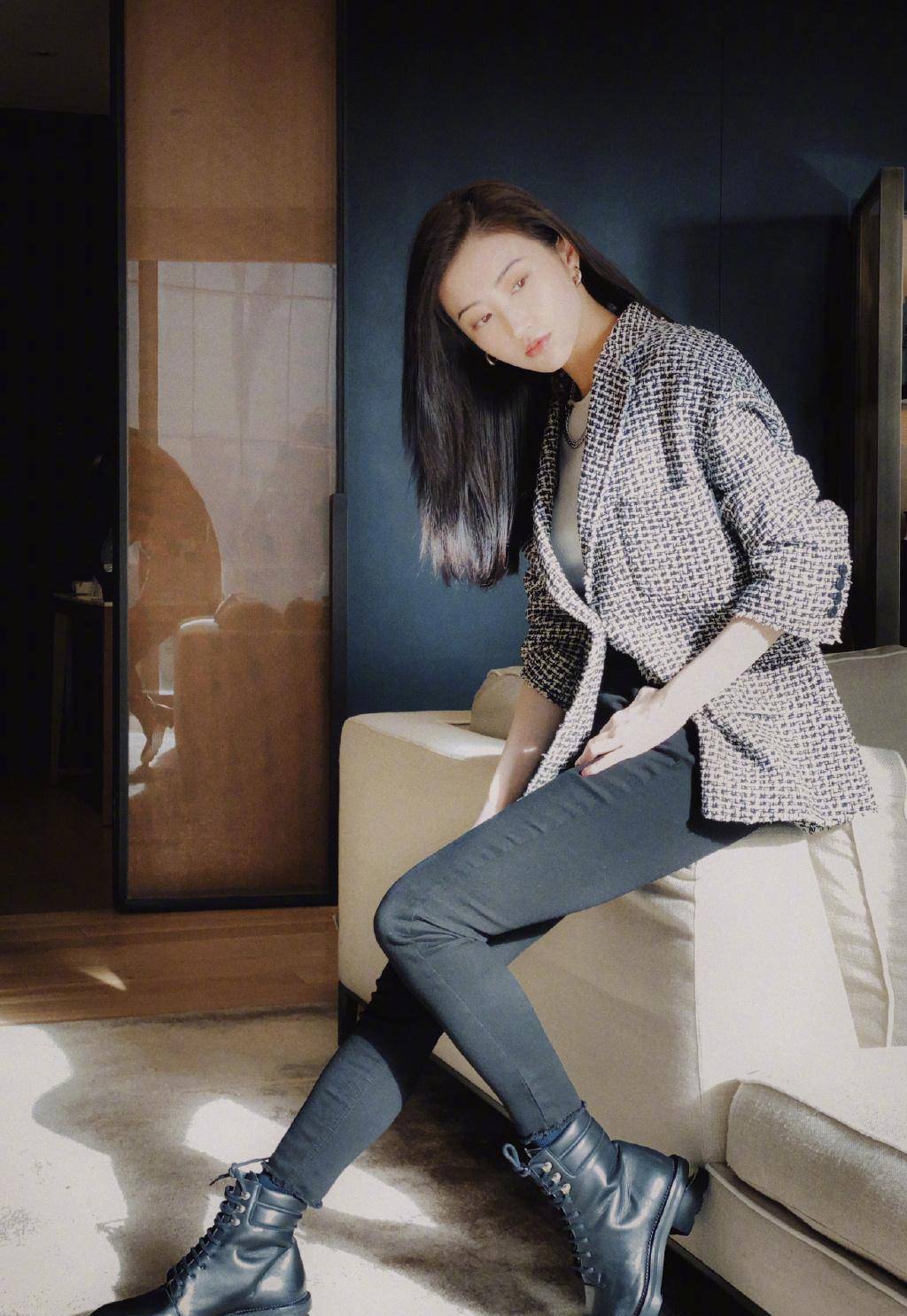 景甜穿得真减龄,淡绿色西装内搭白色露脐装,衬得脸颊更娇美了_时尚