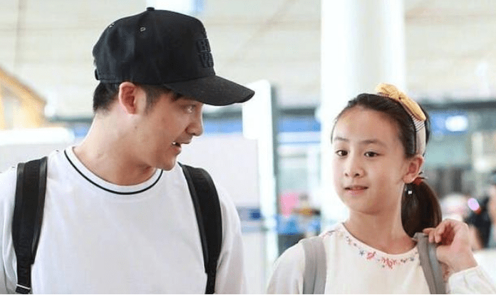 10岁儿子与叶一茜牵手走,女儿独自前行显失落_田宸羽_照片_态度