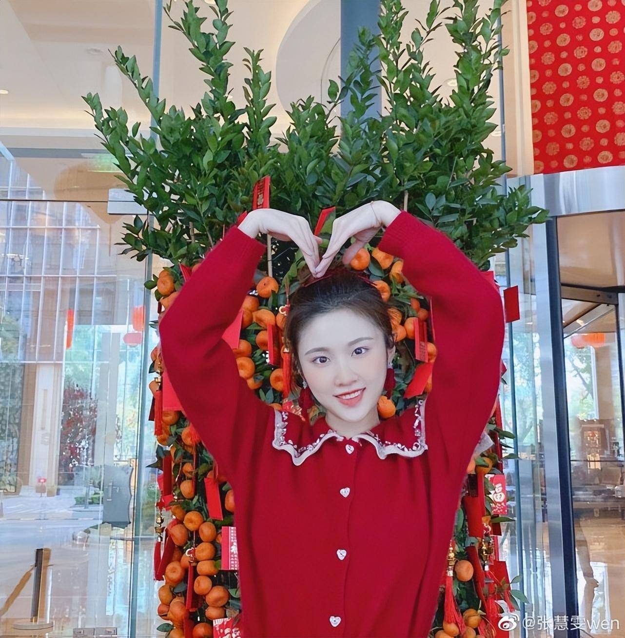 与庞瀚辰挽臂疑恋情曝光,张慧雯在线辟谣,还遭遇男方嫌弃