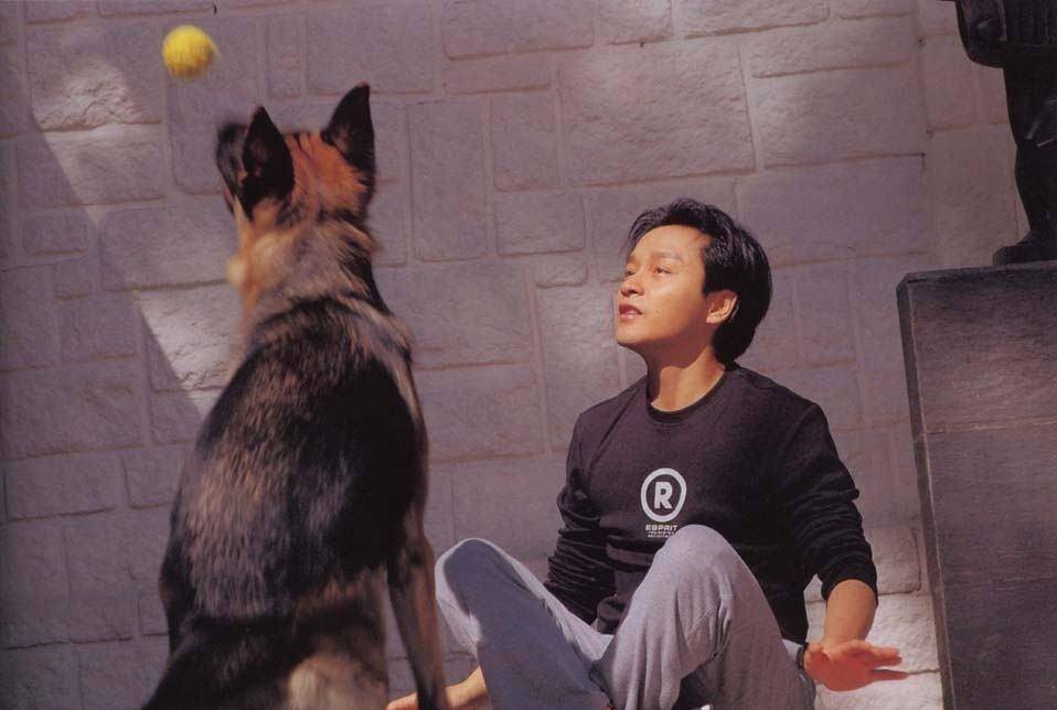 28年前,张国荣在庆功宴上大发雷霆怒斥:再敢打她,我叫人收拾你_生活