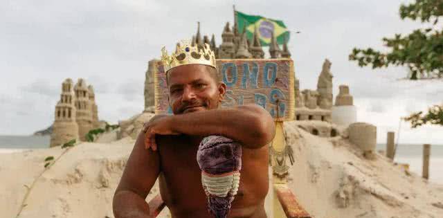 史上最沙雕的“国王”，称王22年以来，唯一收入就是和游客拍照