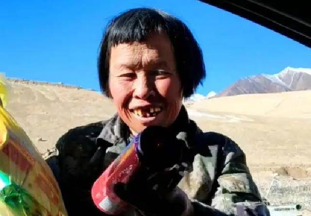 她独守大山20年，路人会给她提供食物，军车路过也要向她敬礼