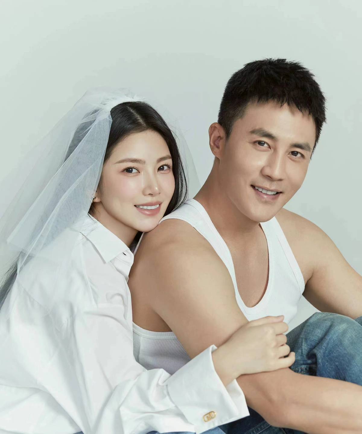 杜淳一家三口合体,打扮很潮却显用力,女儿和娇妻共用一张脸