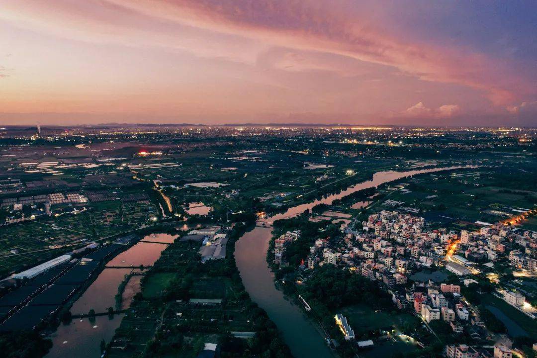 鲁岗村,位于里水镇贤鲁岛北部,是贤鲁岛的两大村庄之一,村庄临水而建