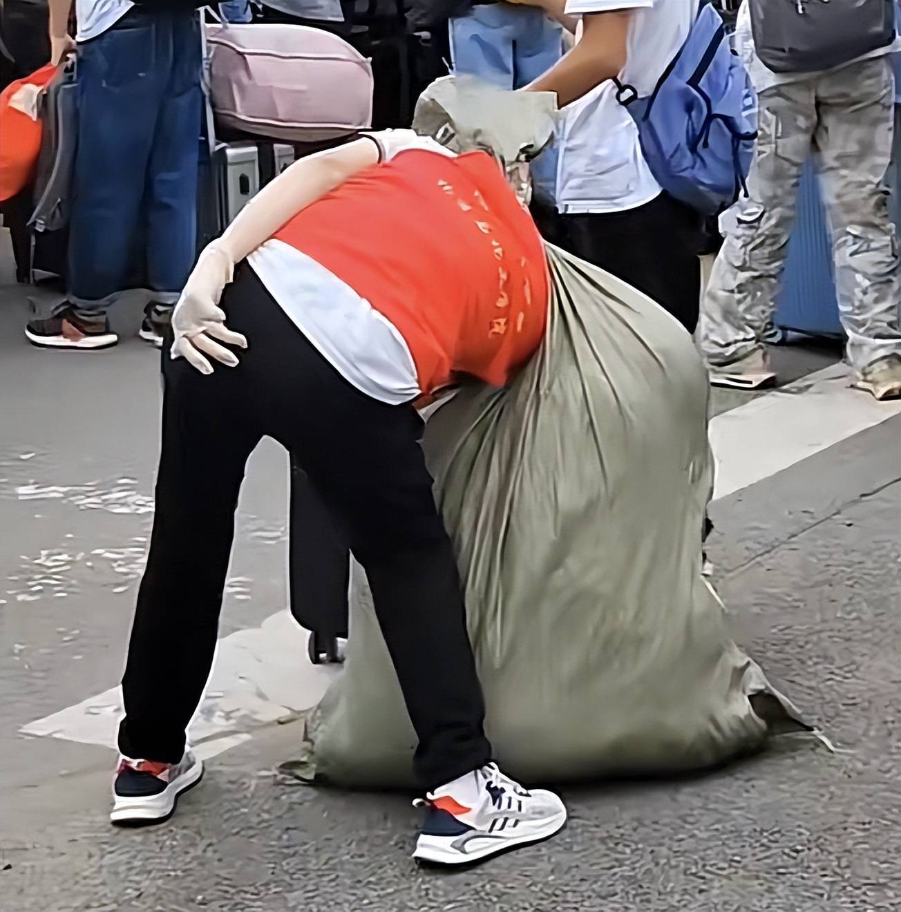 大一新生行李五花八门,带2米高盆栽和马桶,大二学长累"折腰"_时候