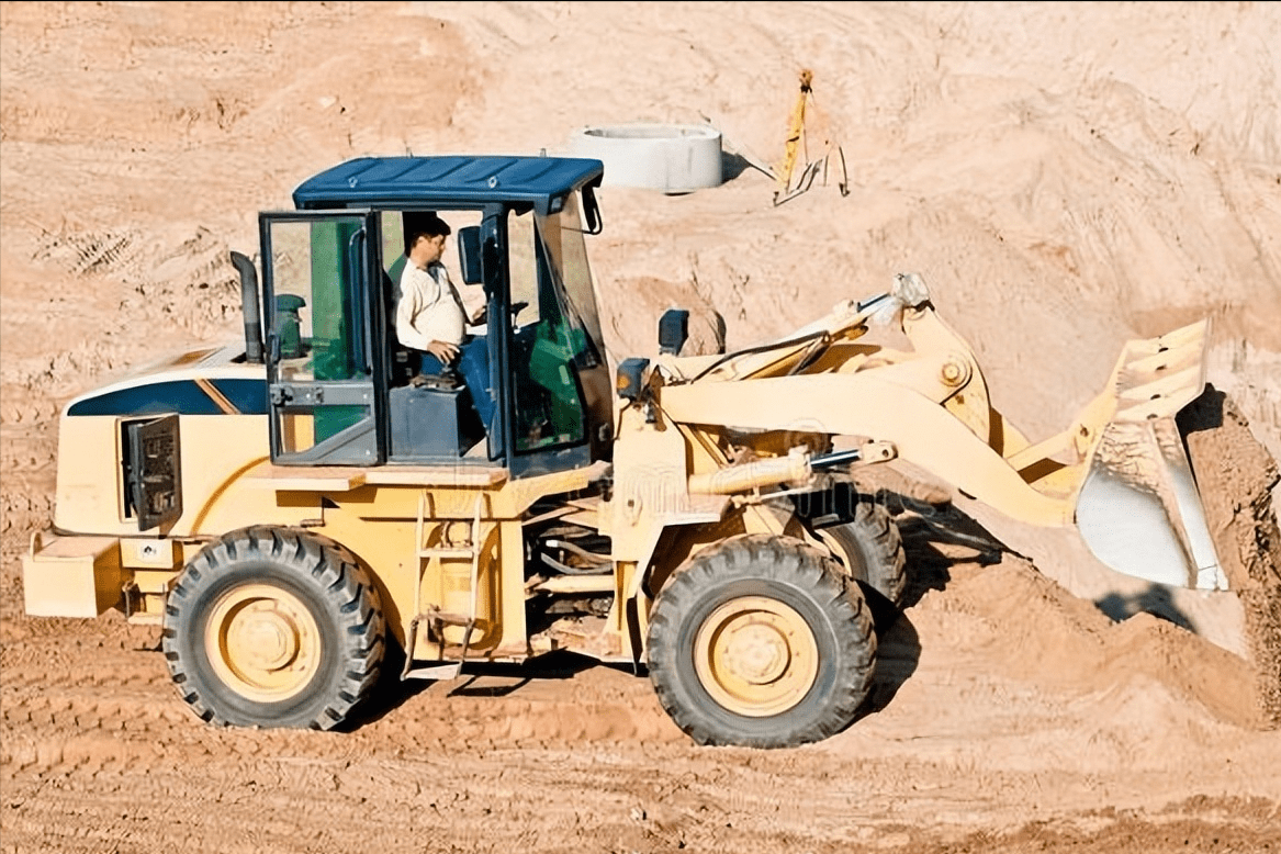 广州装载机司机招聘信息 广州招铲车司机月薪6000包吃住_项目_地址