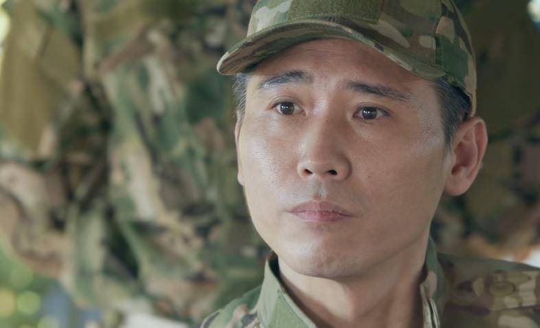 一直都知道李乃文穿西装很有魅力,没想到李乃文穿上军装后看起来更加