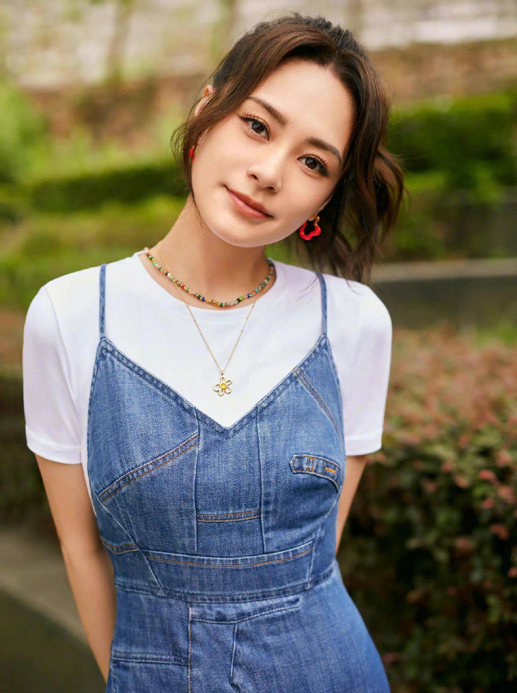 两姐妹真是童颜不老_阿娇_红色_一身