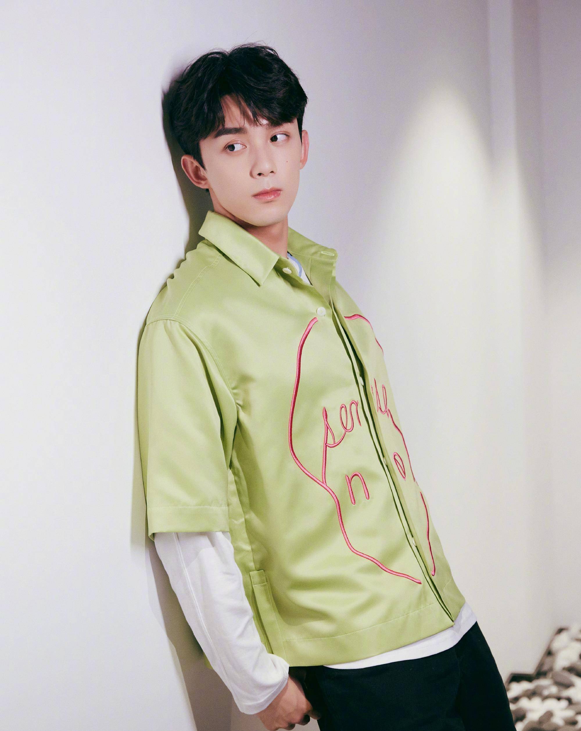 近日三石弟弟就出现在了主播薇娅的出镜间,这一次的吴磊身穿一件绿色