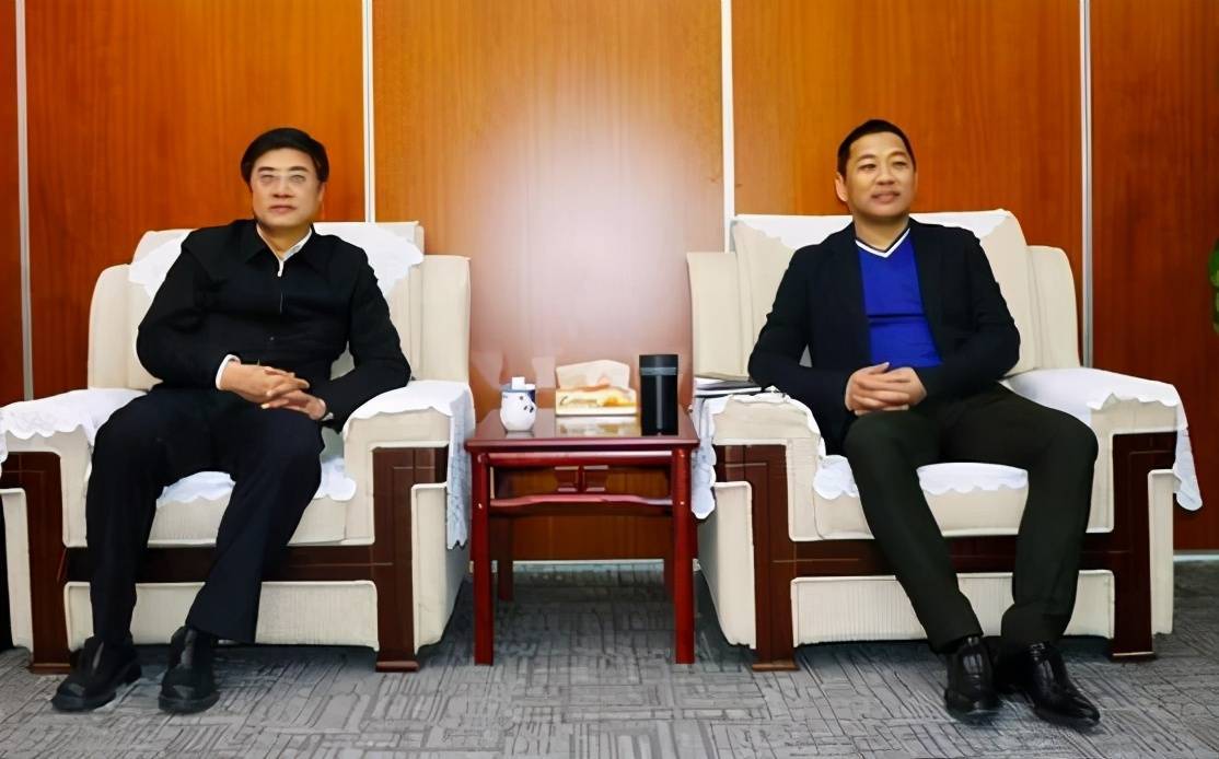 他是曾经的"电视一哥",莫名消失17年,如今竟然已成高官_张政_国脸