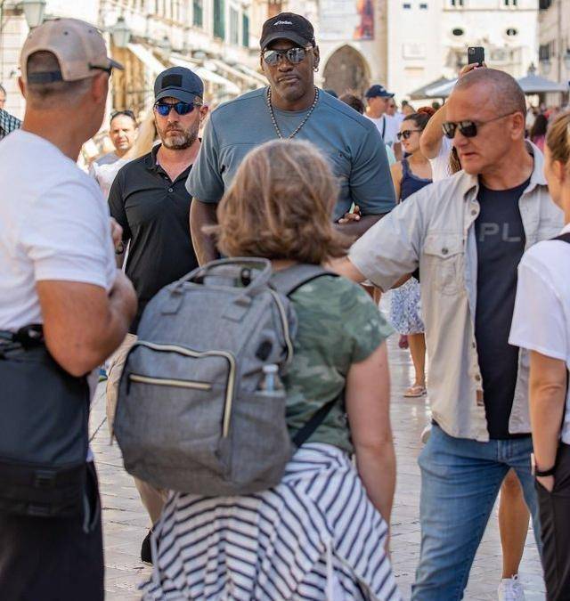 依然像小伙,小16岁娇妻穿一身黑好显美_普列托_cba_nba