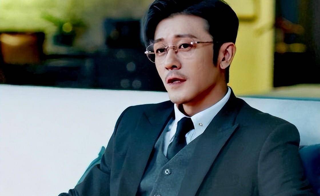 晋让人感觉无时无刻都在摆pose,总是急于向观众展现自己最帅气的一面