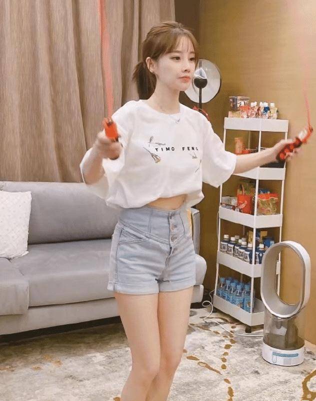 冯提莫穿短裤出镜跳绳,看到她的腿后,网友:信了她有1米5_造型_显得