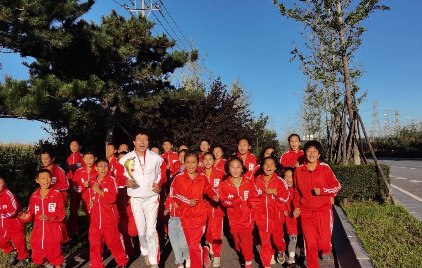 东北体育老师,收养120多个孩子,46岁结婚,才有了亲生儿子_柏剑_人生