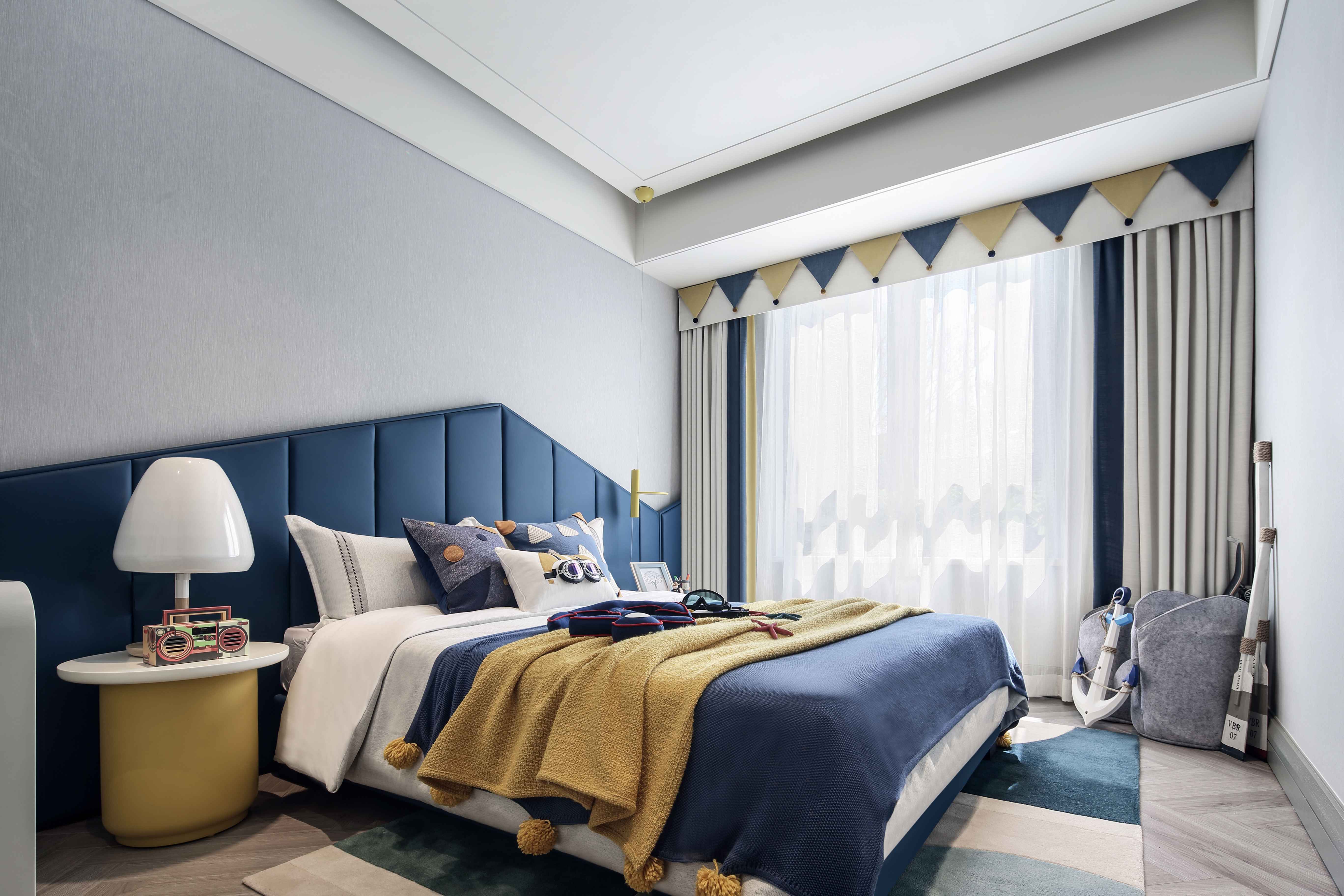 房间内的家具以简约为主,更多地考虑安全性和舒适度,不需要华丽的装饰