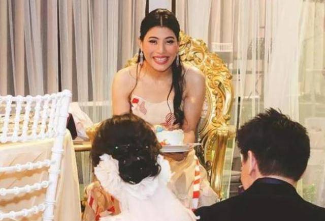 泰国公主出席闺蜜婚礼，新人双膝跪地聆听祝福，全程C位成焦点